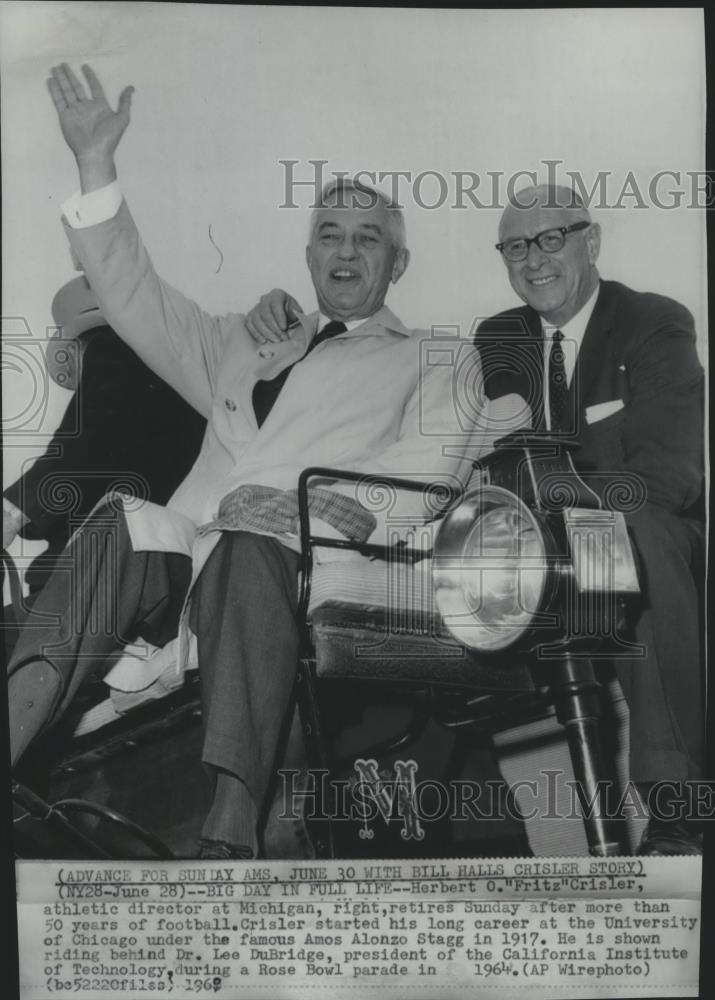 1968 Press Photo Michigan Athletic Director Herbert Crisler and Dr. Lee DuBridge - Historic Images