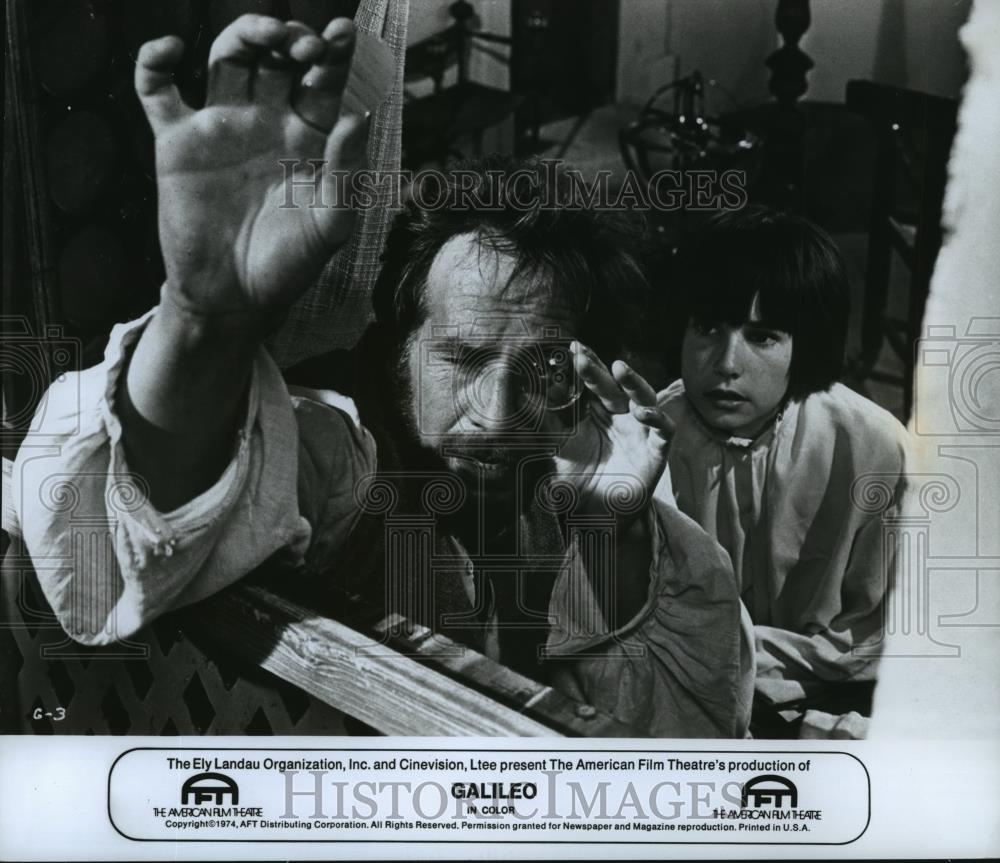 1975 Press Photo Scene from The American Film Theatre&#39;s production of Galileo - Historic Images