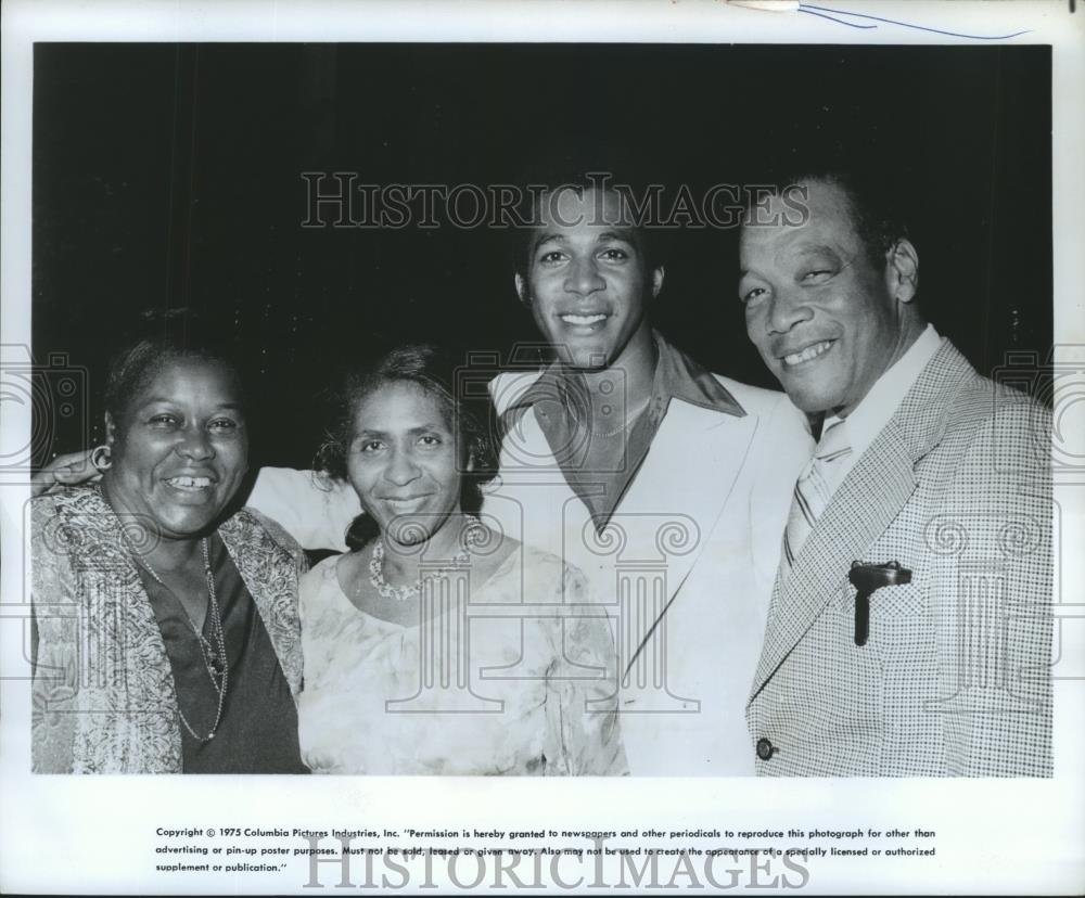 1975 Press Photo &quot;That&#39;s My Mama&quot; star, Clifton Davis with his maternal support - Historic Images