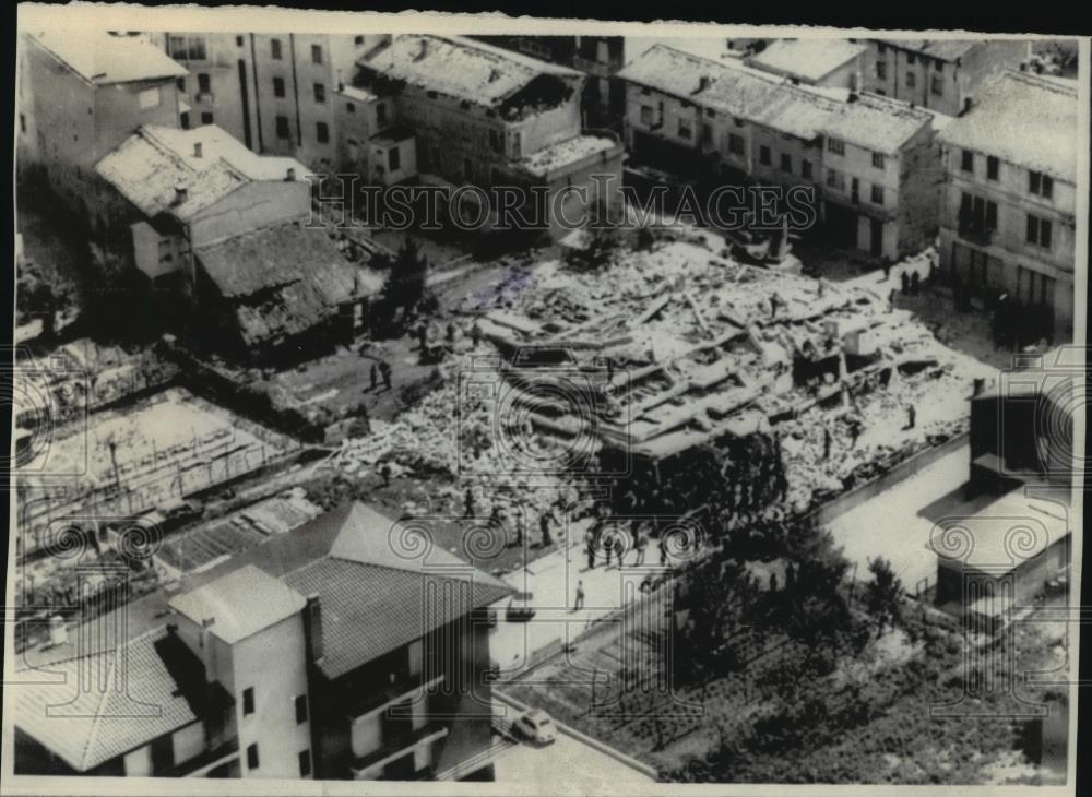 1976 Press Photo Townspeople Clustered Around Building After Earthquake in Italy - Historic Images