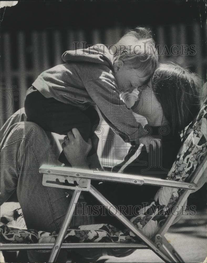 1976 Press Photo Carol O'Brien and son Scott, enjoying each other's company. - Historic Images
