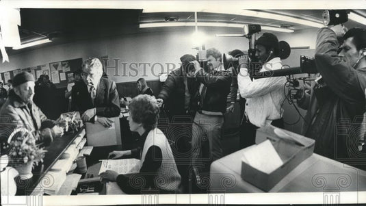 1976 Press Photo Wisconsin Governor Patrick Lucey talks to a welfare recipient - Historic Images
