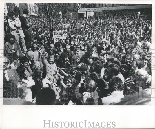 1976 Press Photo Mrs. Gerald Ford campaigns for husband Gerald Ford in Wisconsin - Historic Images