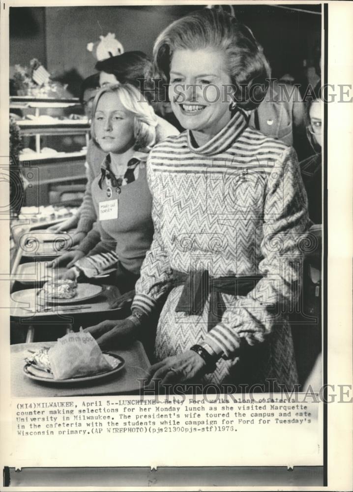 1976 Press Photo President Ford&#39;s Wife Betty Ford at Marquette University - Historic Images