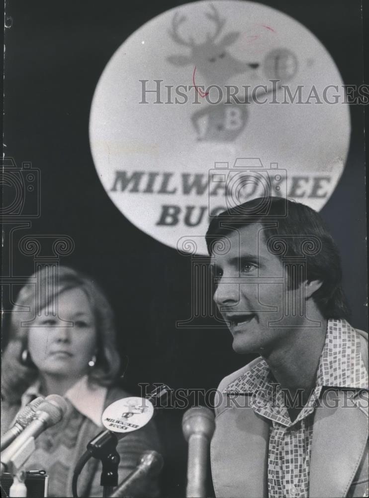 1976 Press Photo Jon McGlocklin, Milwaukee Bucks announces retirement - Historic Images