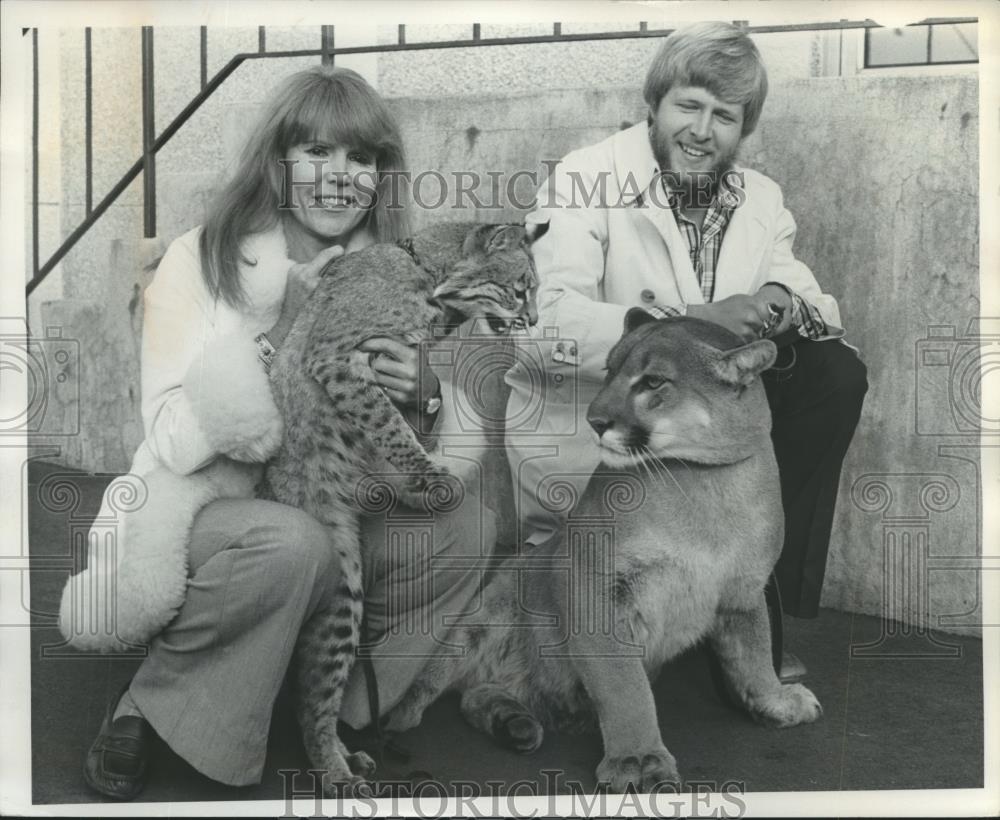 1976 Press Photo Pat Derby and Ed Stewart, train a cougar and bobcat. - Historic Images