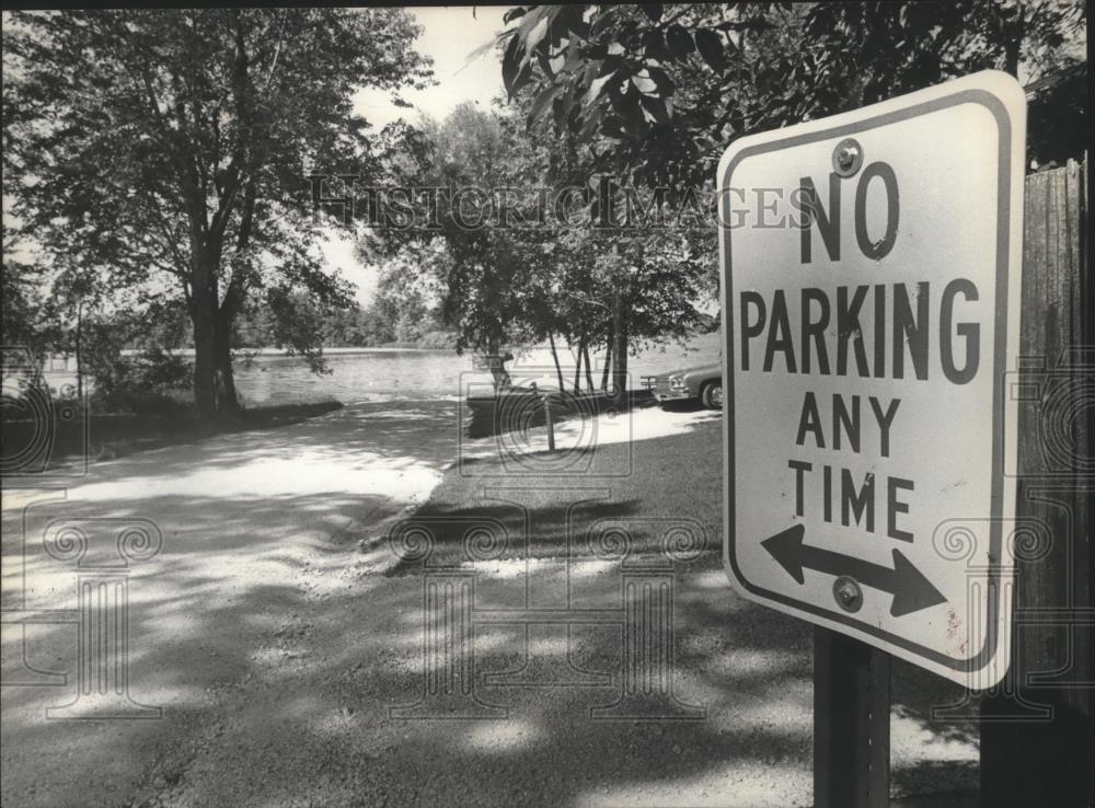 1977 Press Photo No Parking Sign Hurts Access and Parking at Little Muskego Lake - Historic Images