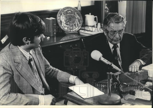 1977 Press Photo WTMB "Town Meeting of the Air" call show with Governor Lucey - Historic Images