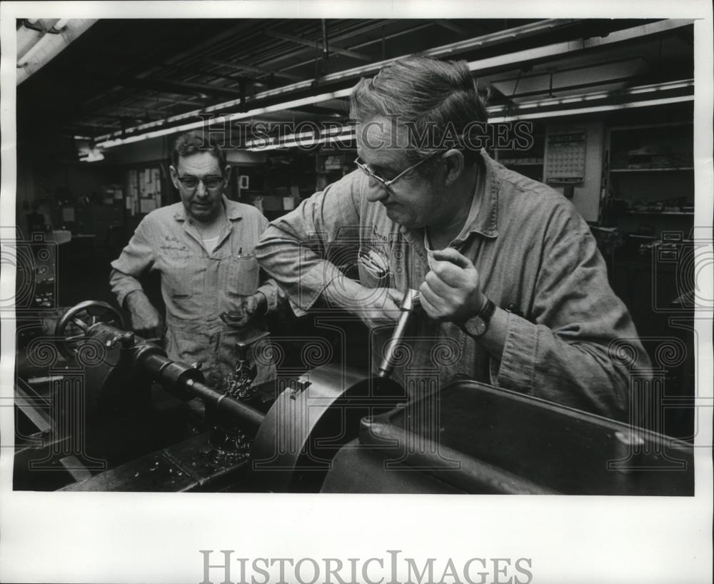 1978 Press Photo Milwaukee Journal workers operate a lathe in the carpenter shop - Historic Images