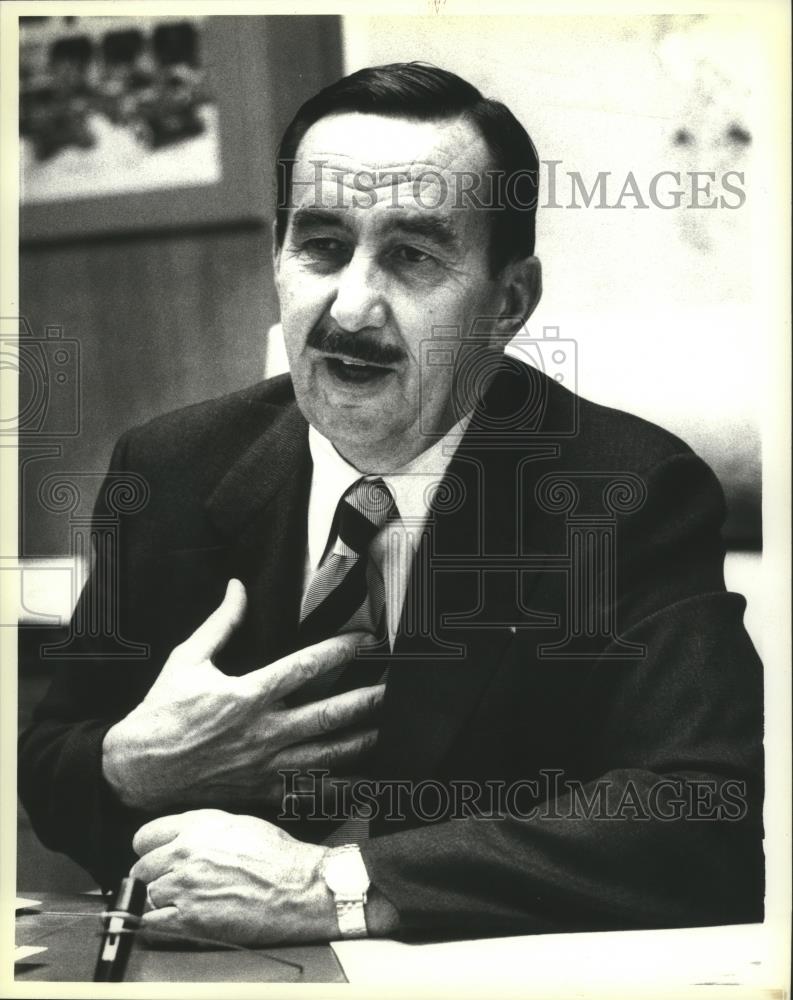 1979 Press Photo Elliott Estes, President of General Motors, in meeting, Detroit - Historic Images