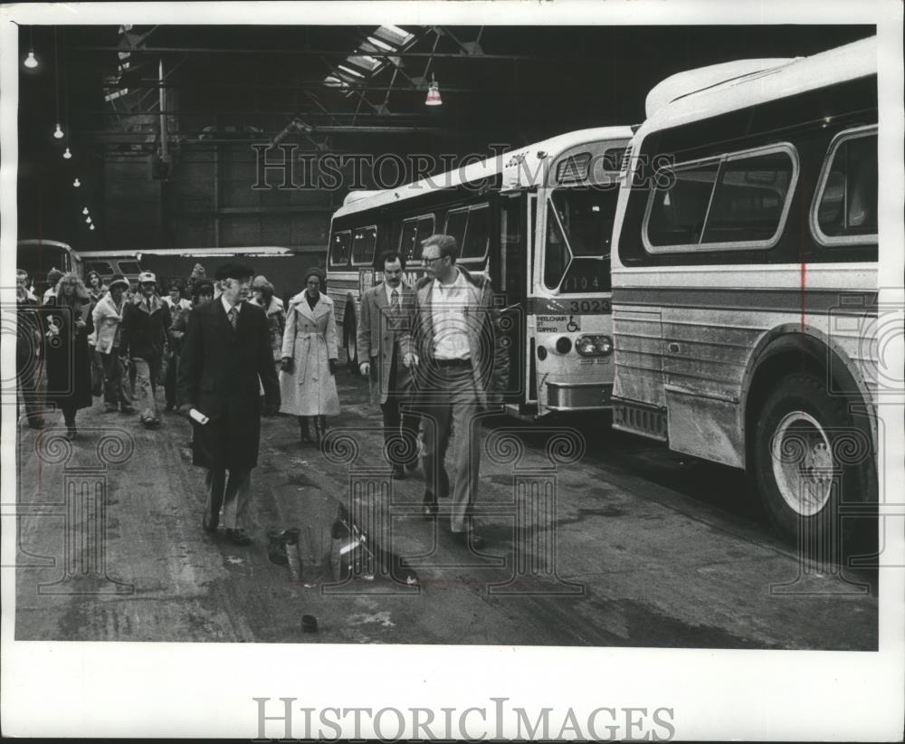 1979 Press Photo Judge Terrance Evans Touring Kinnickinnic Bus Garage - Historic Images