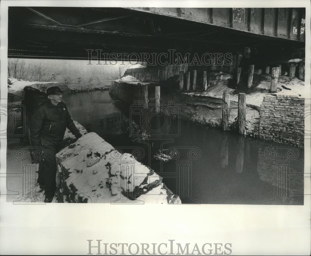 1979 Press Photo David Hanser inspects Lincoln Creek in Milwaukee - mjb09258 - Historic Images