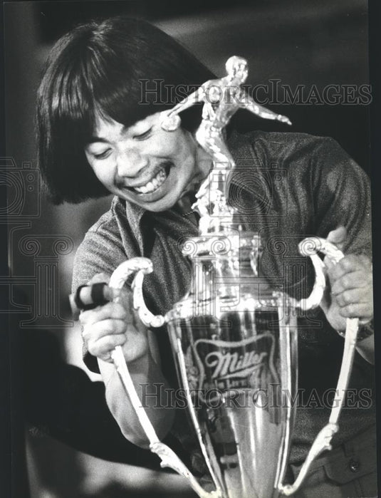 1980 Press Photo Alvin Lou Hugging Miller Open Trophy after Winning Bowling - Historic Images