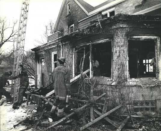 1980 Press Photo Firefighters at scene of fatal fire in Milwaukee - mjb12831 - Historic Images