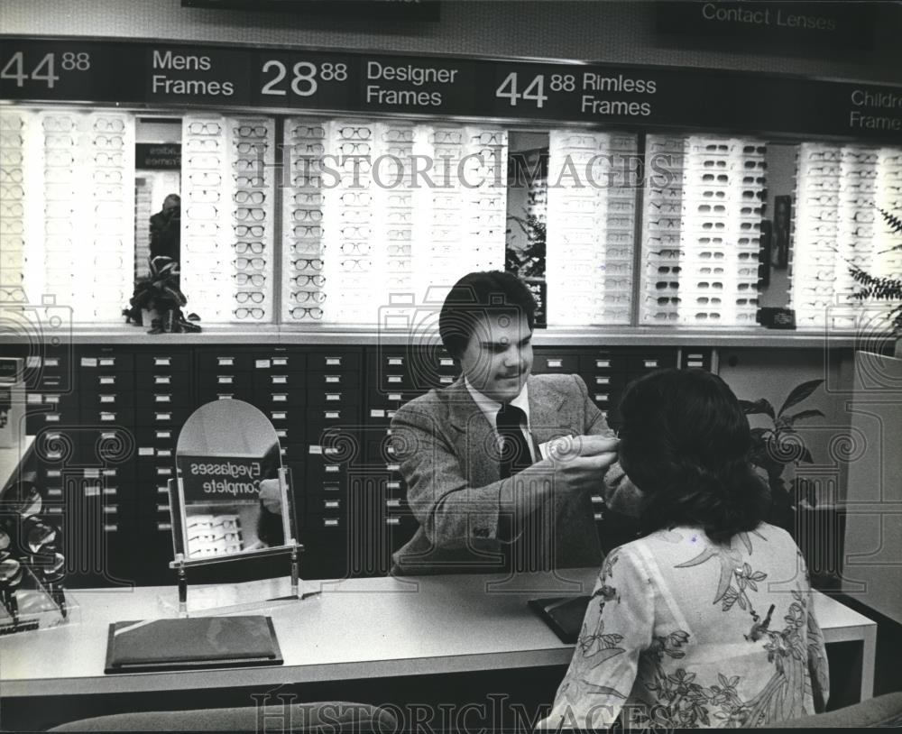1981 Press Photo Optician Doing an Eye Glasses Fitting - mjb02007 - Historic Images