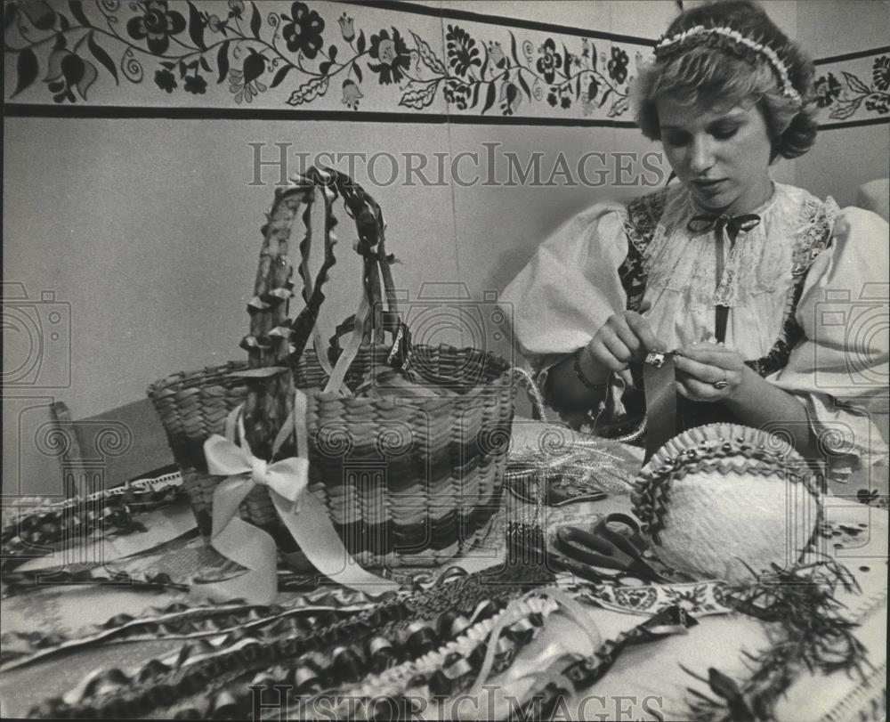 1981 Press Photo Therese Brahm Stitching Ribbon Headpieces at the Folk Fair - Historic Images