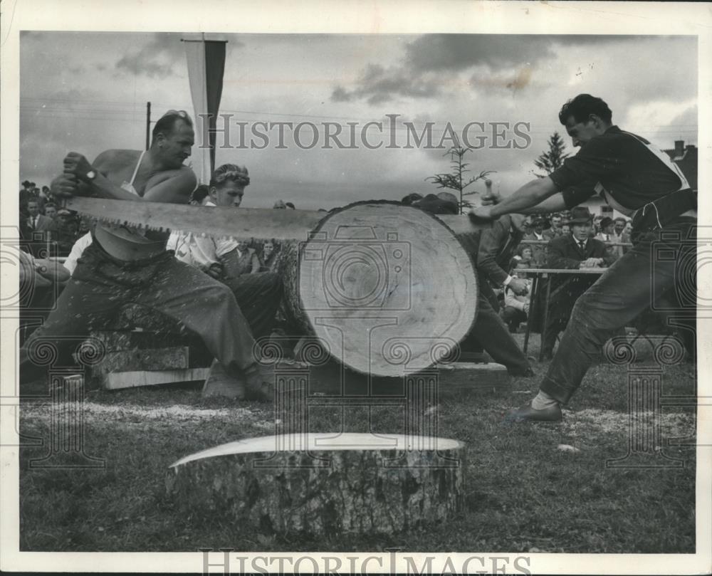 1981 Press Photo Franz Pfeifer &amp; Adolf Tascherl at Woodsmen Olympics, Germany - Historic Images