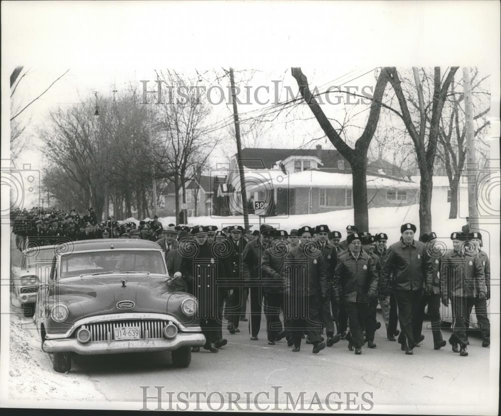 1982 Press Photo Marching to the funeral of Sargent Anthony Eilers, Wisconsin. - Historic Images