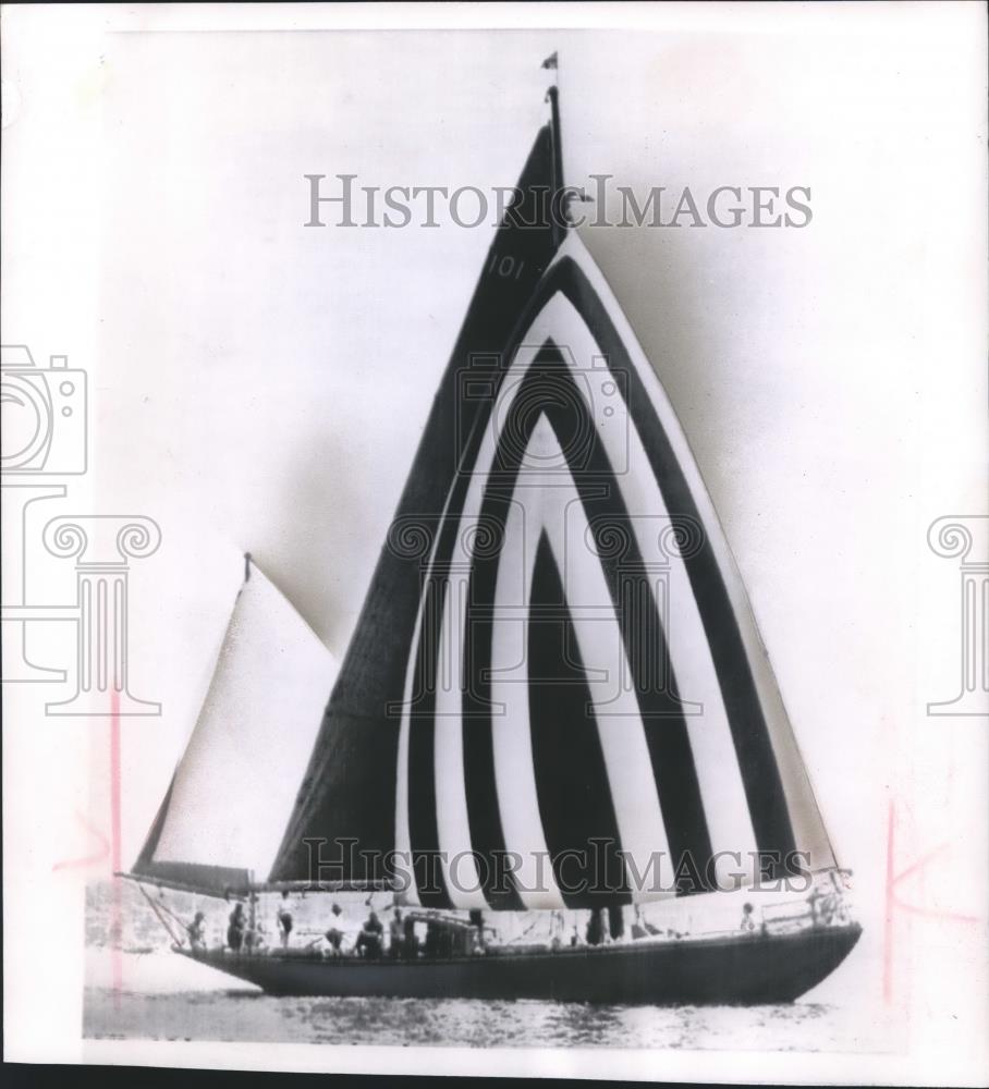 1982 Press Photo England&#39;s Queen Elizabeth&#39; II&#39;s R.7. Boat Called Bloodhound - Historic Images