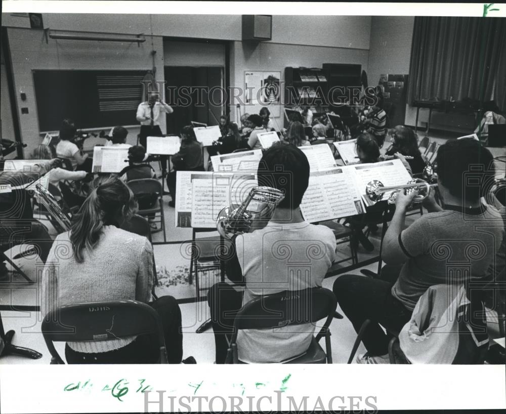 1982 Press Photo Ivar Lunde  Conducts Chippewa Valley Youth Orchestra - Historic Images