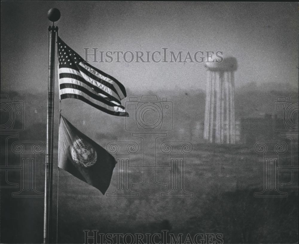 1982 Press Photo United States Flag and United Nations Flag fly in Wauwatosa - Historic Images