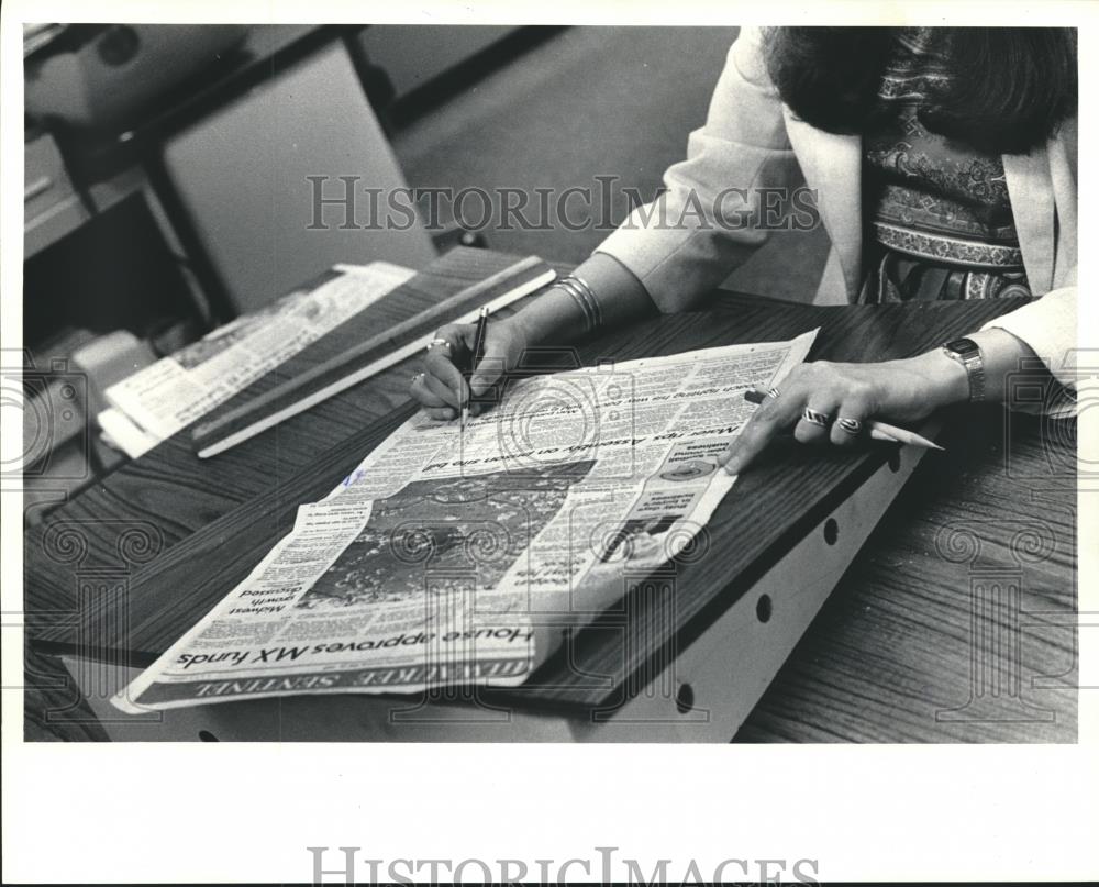 1983 Press Photo Employee Working at Milwaukee Journal News Information Center - Historic Images