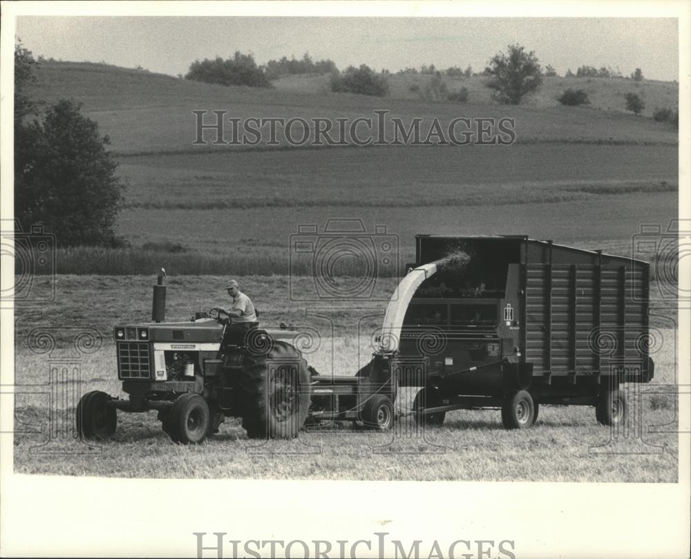 1983 Press Photo Donald Bush Farming Hay in Jackson County, Wisconsin - Historic Images