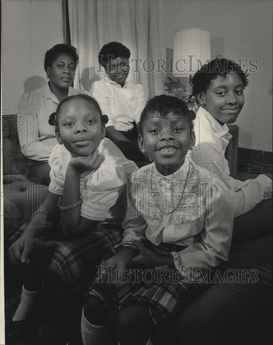 1983 Press Photo Rosa Young & her daughters Katrina, Jacqueline, Yolanda & Doris - Historic Images