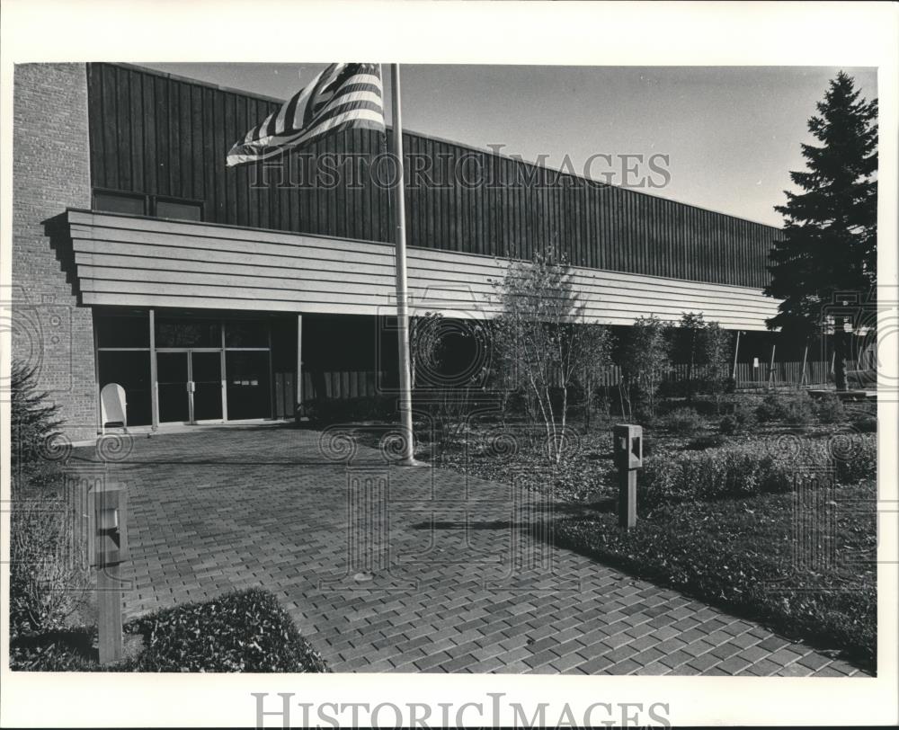 1983 Press Photo Village Mall in Fox Point, Wisconsin - mjb10287 - Historic Images