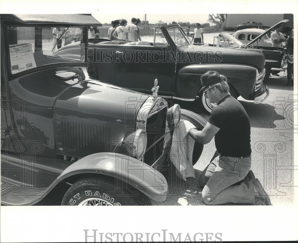 1983 Press Photo Rick Bartley shines 1926 Model T Ford, Sussex/Lisbon Car Show - Historic Images