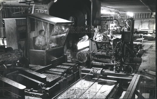1983 Press Photo Band Saw cutting Logs at Nagel Lumber Company Mill in Wisconsin - Historic Images