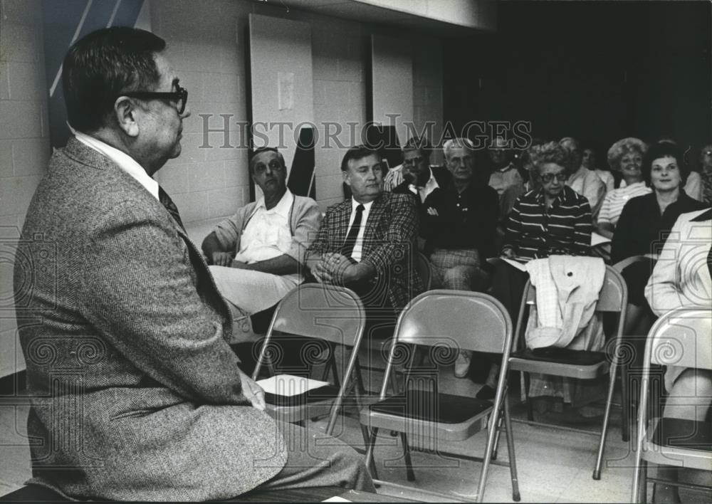 1983 Press Photo Armand Luna conducts first meeting of Brookfield Taxpayers - Historic Images