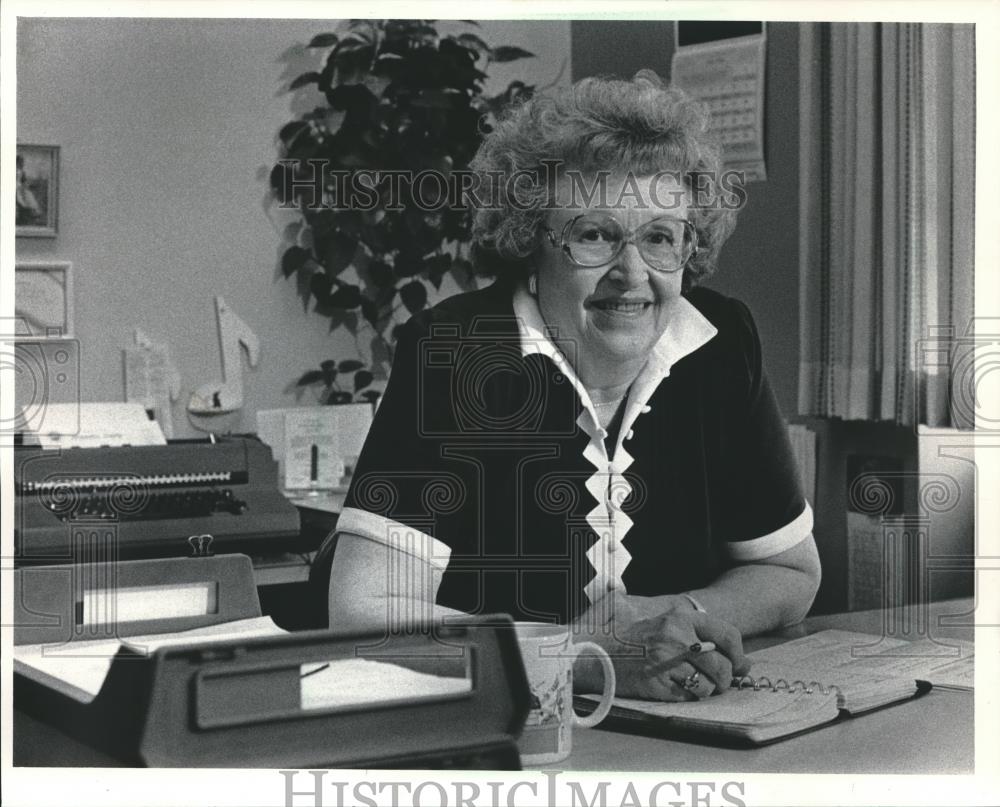 1984 Press Photo Pearle B. Erickson working in the district attorney's office - Historic Images