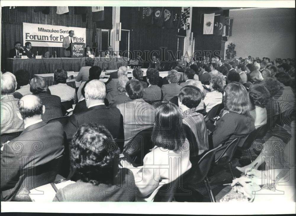 1984 Press Photo John Torinus Jr., Milwaukee Sentinel, Forum for Progress. - Historic Images