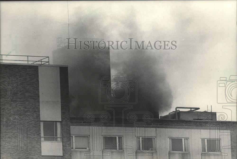 1984 Press Photo Smoke Billowing from the Cooling Tower of Family Hospital - Historic Images