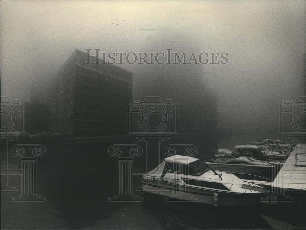 1984 Press Photo Boats Surrounded by Fog at Well Street Dock on Milwaukee River - Historic Images