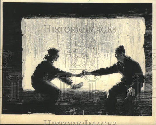 1984 Press Photo Ed and Roberta Share a Coffee in Their Wisconsin Cabin Home - Historic Images