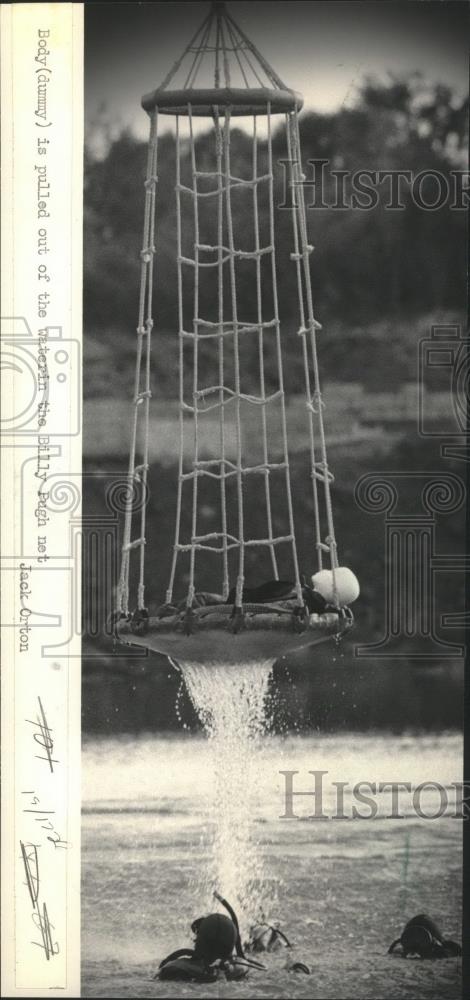 1984 Press Photo Dummy pulled from water with helicopter in Franklin, Wisconsin - Historic Images