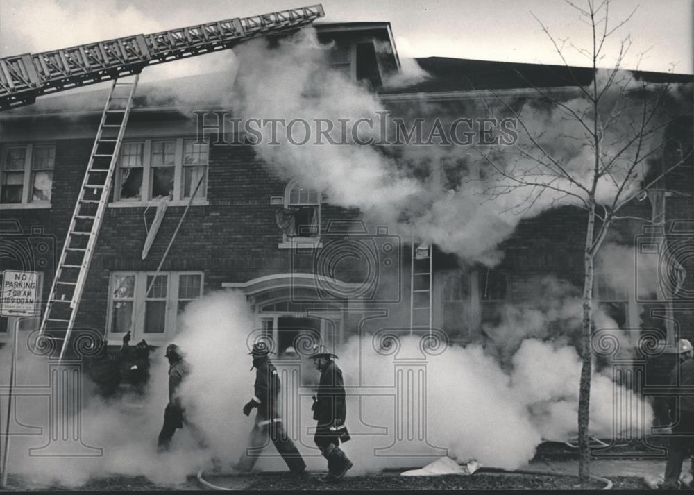 1984 Press Photo Firefighters&#39; efforts hampered by smoke during blaze, Milwaukee - Historic Images