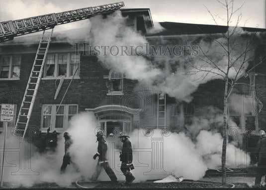 1984 Press Photo Firefighters' efforts hampered by smoke during blaze, Milwaukee - Historic Images