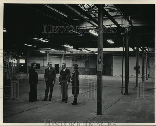 1985 Press Photo David Schrader and others at DePaul Sertoma Industries space - Historic Images