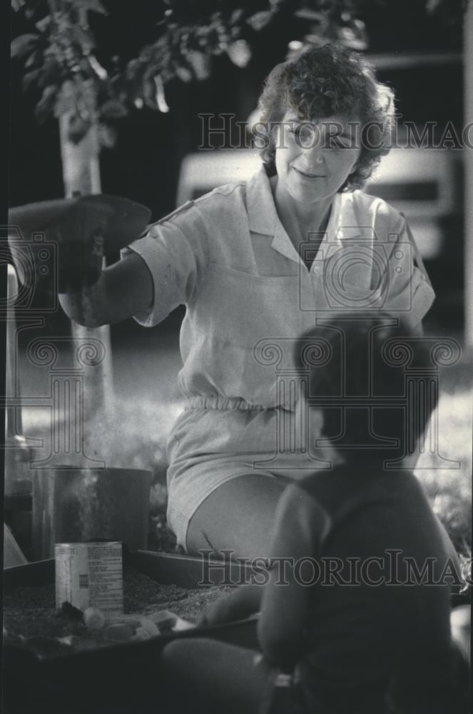 1985 Press Photo Dorothy Huber Spending Time With One of Her Foster Children - Historic Images