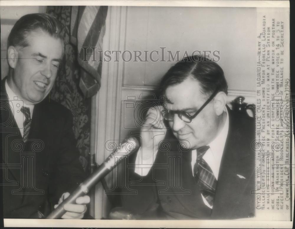 1985 Press Photo Henry A. Wallace shows Mayor LaGuardia walking stick - Historic Images