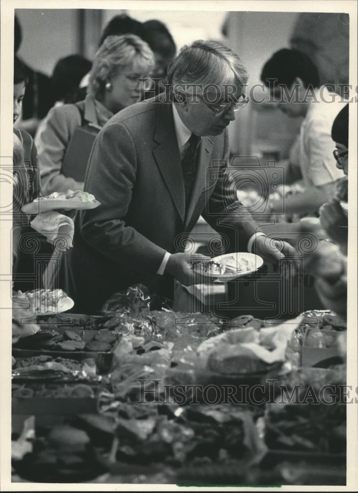 1985 Press Photo Former Governor Patrick J. Lucey, joining students for lunch. - Historic Images