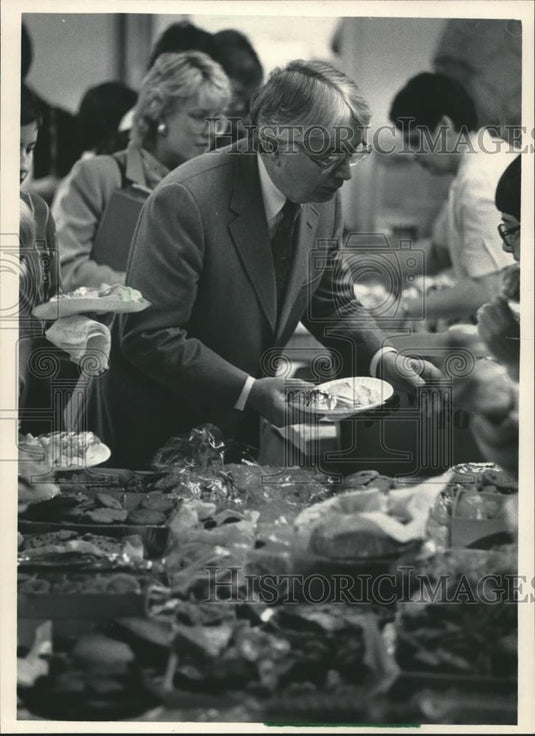 1985 Press Photo Former Governor Patrick J. Lucey, joining students for lunch. - Historic Images