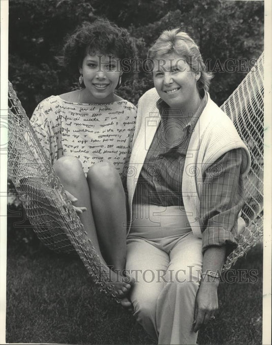 1985 Press Photo Lisa Limjoco & her mother, Carolyn, at home in Menomonee Falls - Historic Images