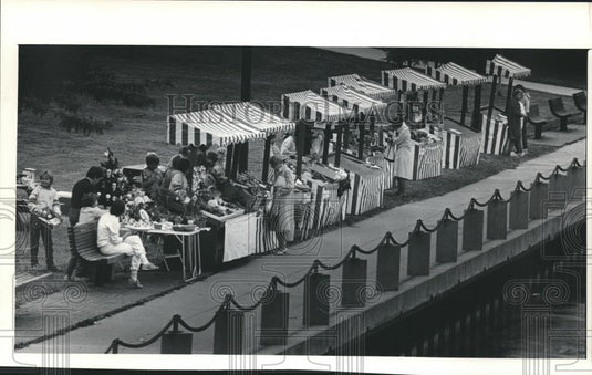 1985 Press Photo 4-H Green Market in Marquette Park along Milwaukee River - Historic Images