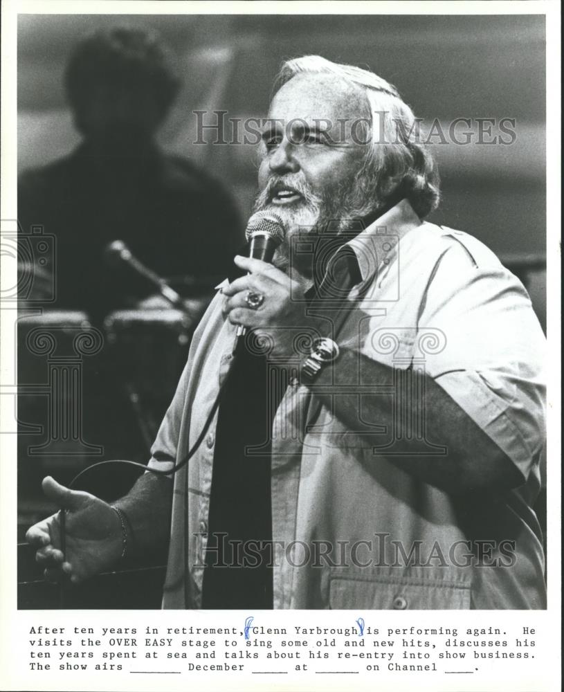 1985 Press Photo Glenn Yarbrough visits Over Easy stage - mjb14263 - Historic Images
