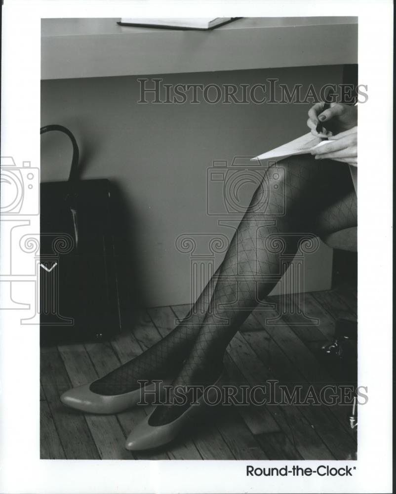1985 Press Photo Diamonds are woven into Crystal Diamond pantyhose. - Historic Images