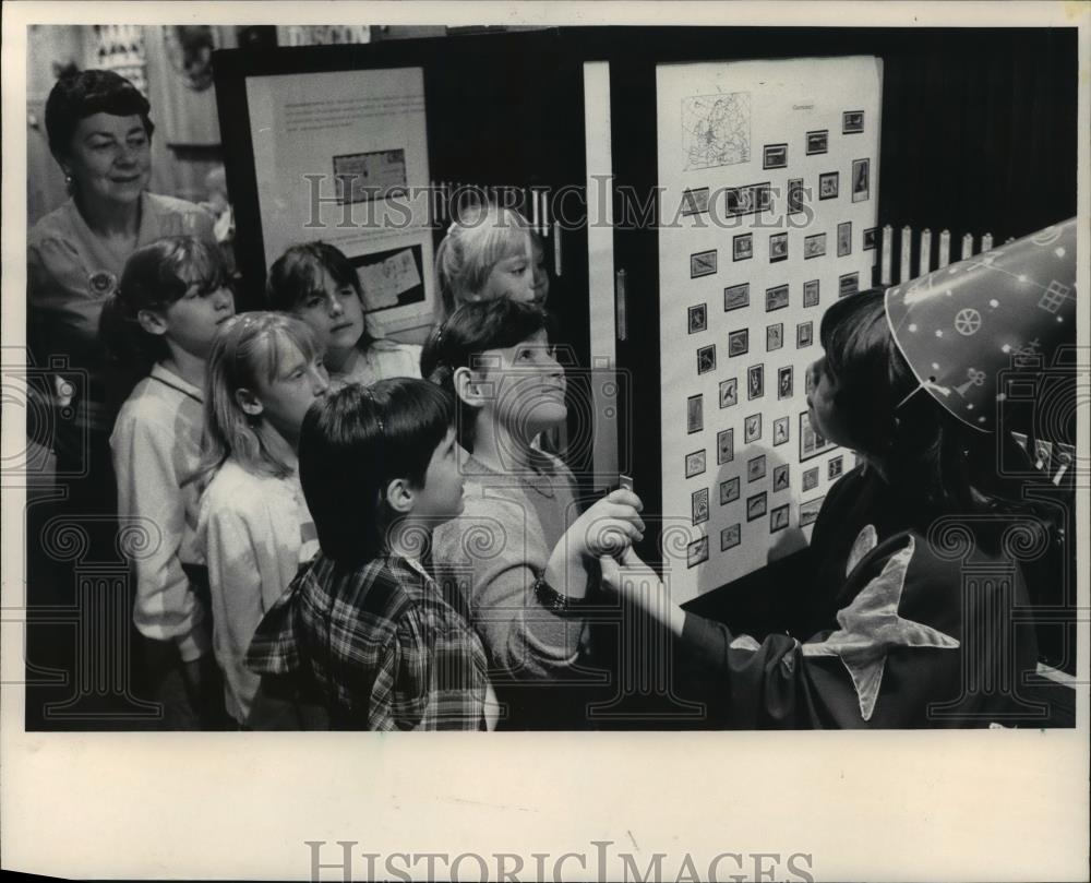 1986 Press Photo Jill Ruprecht celebrates her birthday at the Milwaukee Museum - Historic Images